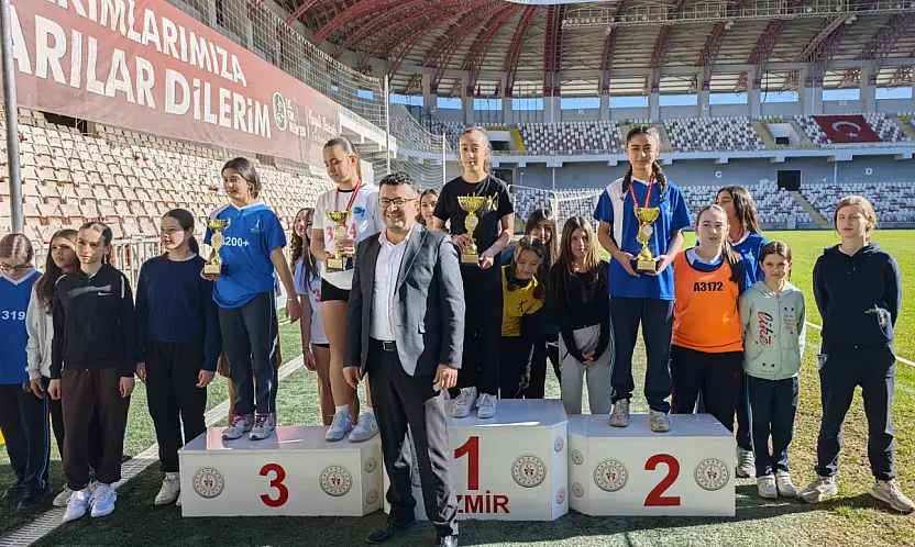 TİRE'DE KIR KOŞUSUNDA DERECEYE GİREN ÖĞRENCİLER ÖDÜLLENDİRİLDİ