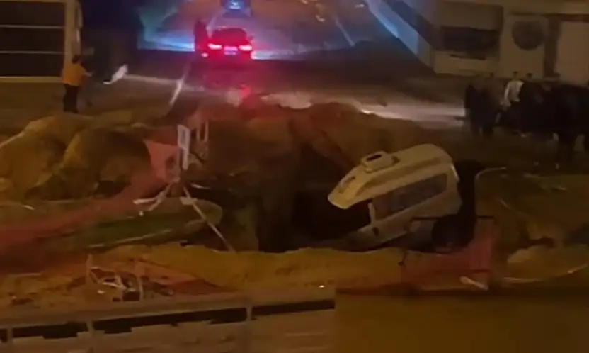 TİRE'DE OTOMOBİL AÇIK ÇUKURA DÜŞTÜ