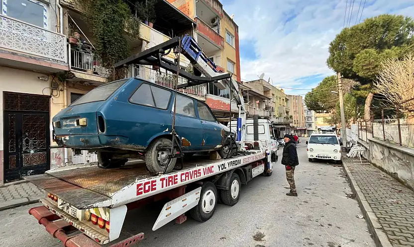 TİRE'DE TERK EDİLMİŞ ARAÇLAR TOPLANDI, YEDİEMİN OTOPARKINA ÇEKİLDİ
