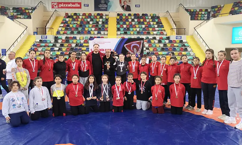 TİRELİ KADIN GÜREŞÇİLER ULUSLARARASI TURNUVADA ÜÇÜNCÜ OLDU