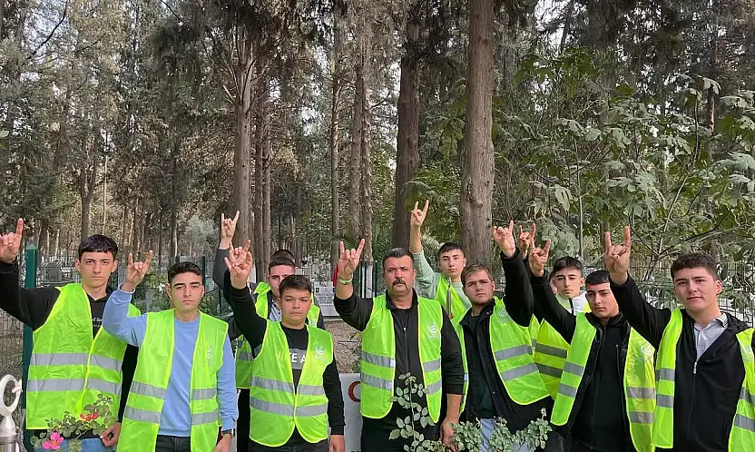 Ülkü Ocakları Ödemiş'te Şehitliği Ziyaret Etti ve Temizlik Çalışması Yaptı