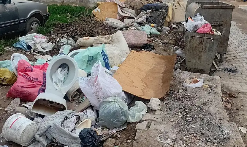 UMURBEY MAHALLESİ'NDEN ÇÖP TEPKİSİ: 'REZİLLİK DİZ BOYU, ÇOCUKLARIMIZ YOLDAN GEÇEMİYOR!'